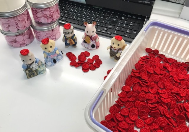 仕事の合間に・・・薔薇碁石の数を数えていました !!!