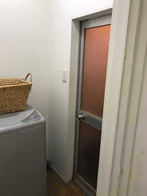 工房のお風呂のドアの扱い方レッスン(^▽^;)