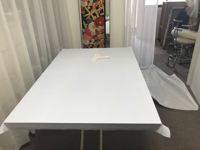 工房のリフォーム37   テーブルに壁紙シール貼り完了✨　　フェルト盤のオーダー頂きました。ありがとうございます。