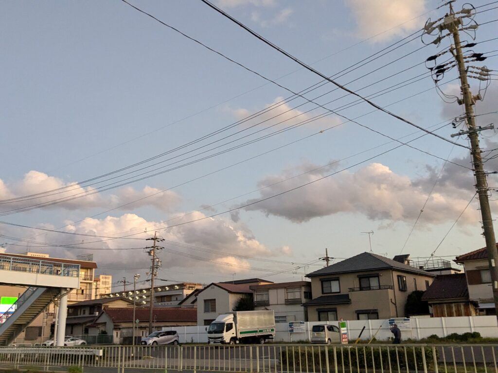 本日の空の雲がなんだか低い?!