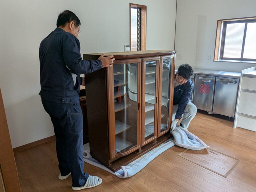 古民家再生ブログ・株式会社辻工務店様 その36　養生の取り外しと玄関の照明を付けて頂きました。