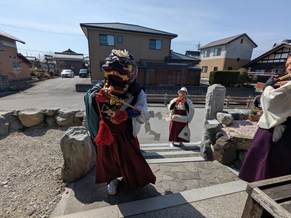 郷に入れば郷に従え　各家庭のお清めの舞。