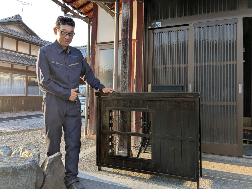 玄関の室外機カバーを綺麗にして頂きました^^