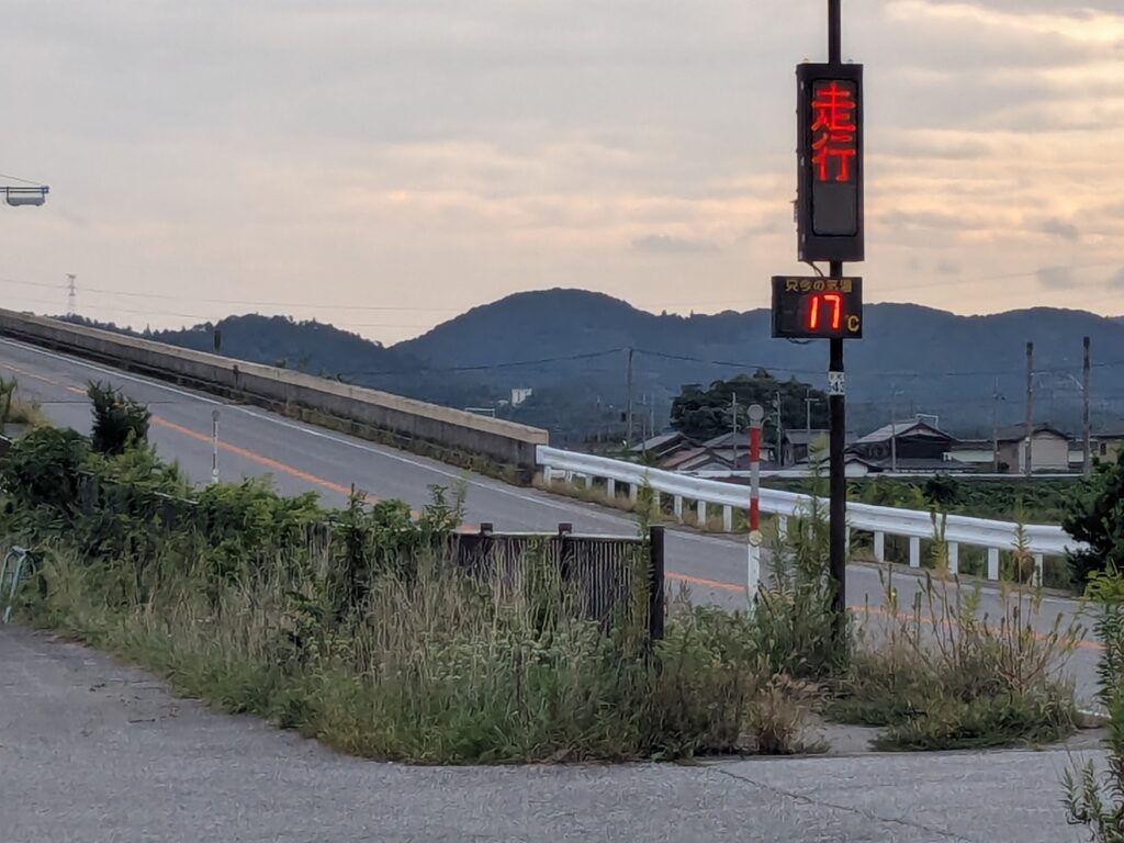 涼しくなって来ました。冬ごもり練習♪
